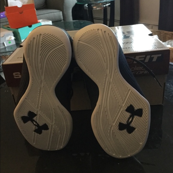 New under amour kids basketball sneakers - Picture 5 of 5